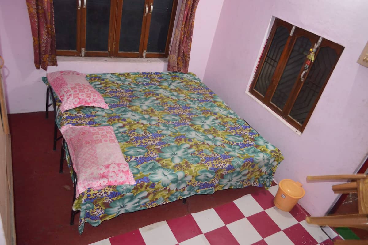 Habitación básica doble, 1 habitación, vista a la ciudad | Ropa de cama de alta calidad y caja de seguridad en la habitación