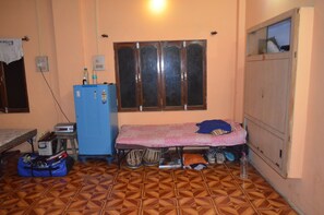 Basic Shared Dormitory, 5 Bedrooms, Shared Bathroom - Somit Paying Guest House (Varanasi)