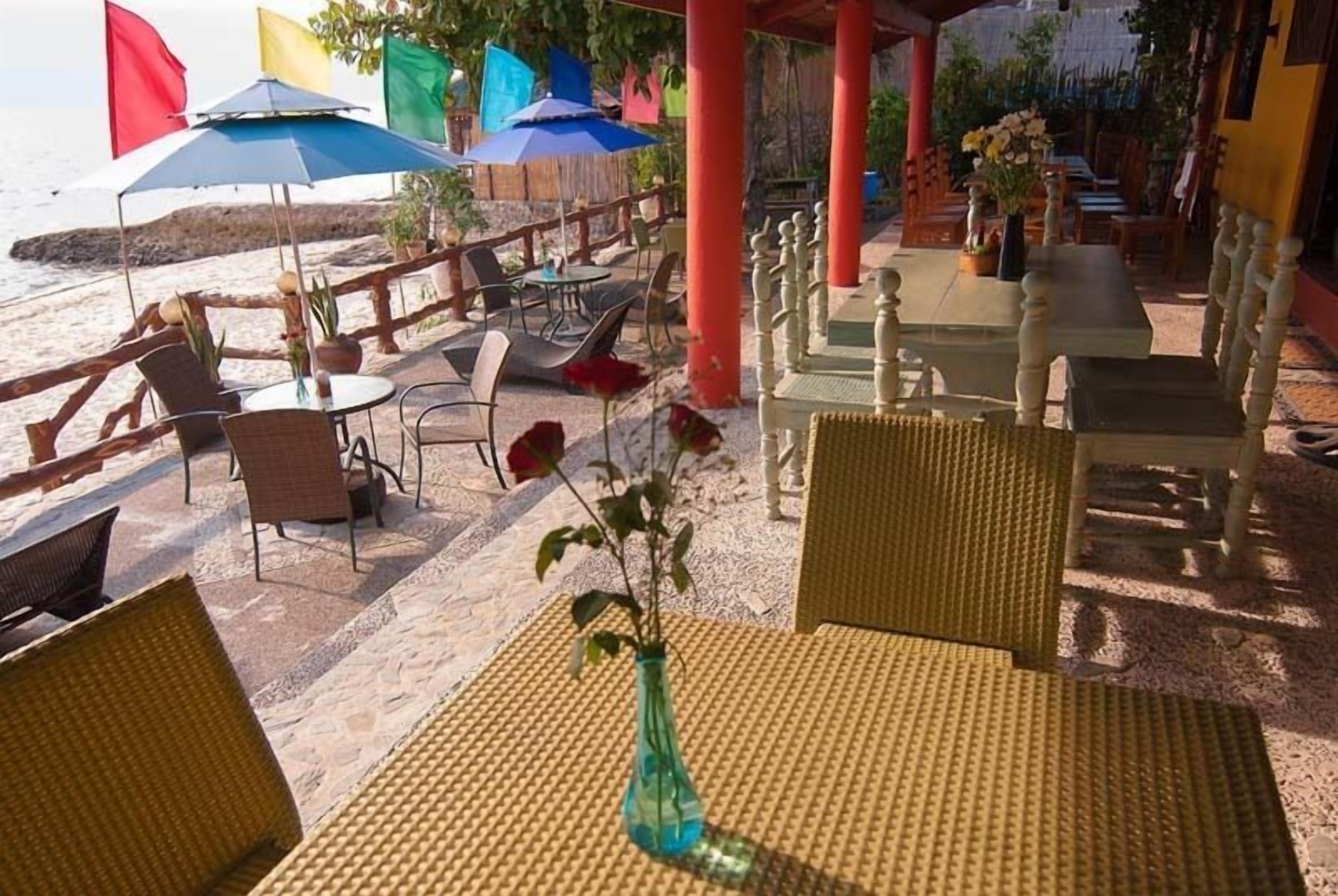 breakfast, lunch, dinner served; international cuisine