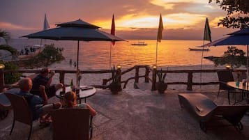 Ubicación a pie de playa, tumbonas, sombrillas y toallas de playa