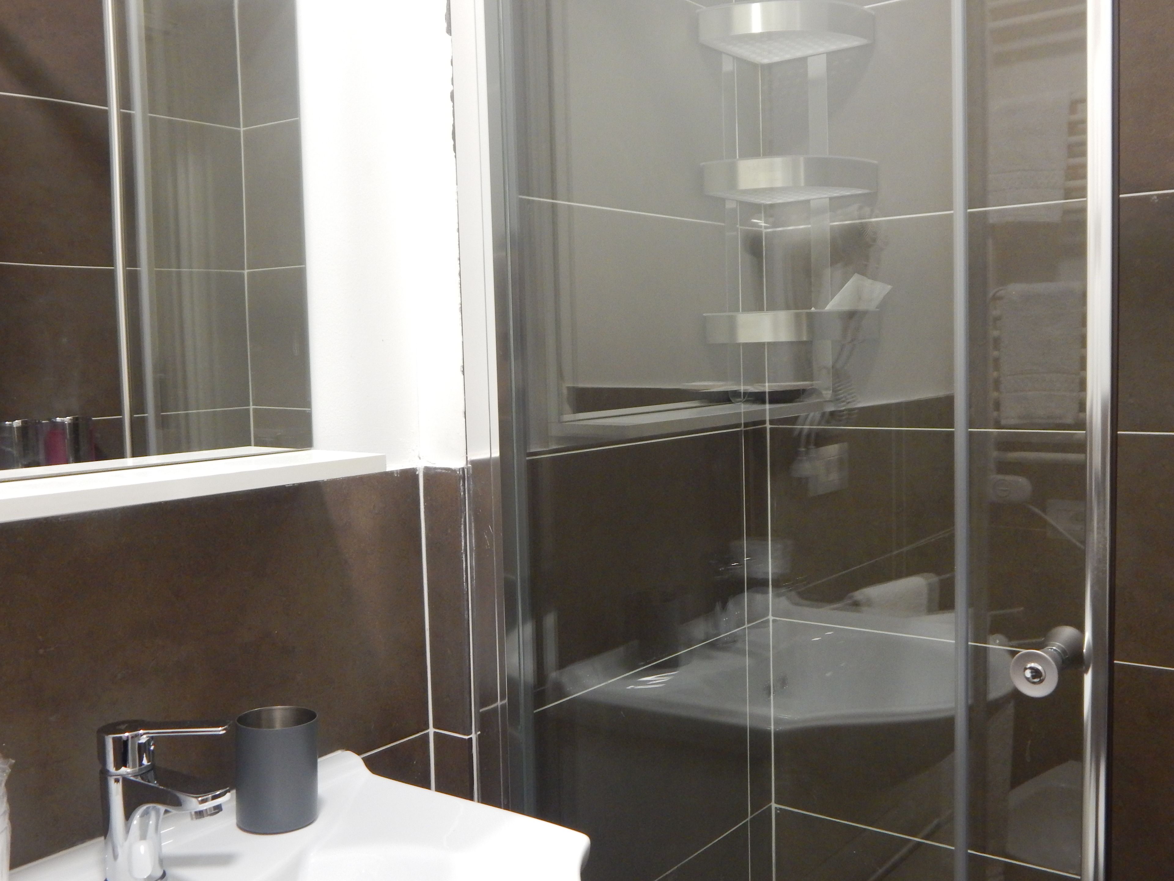 Dusche, Regendusche, kostenlose Toilettenartikel, Haartrockner