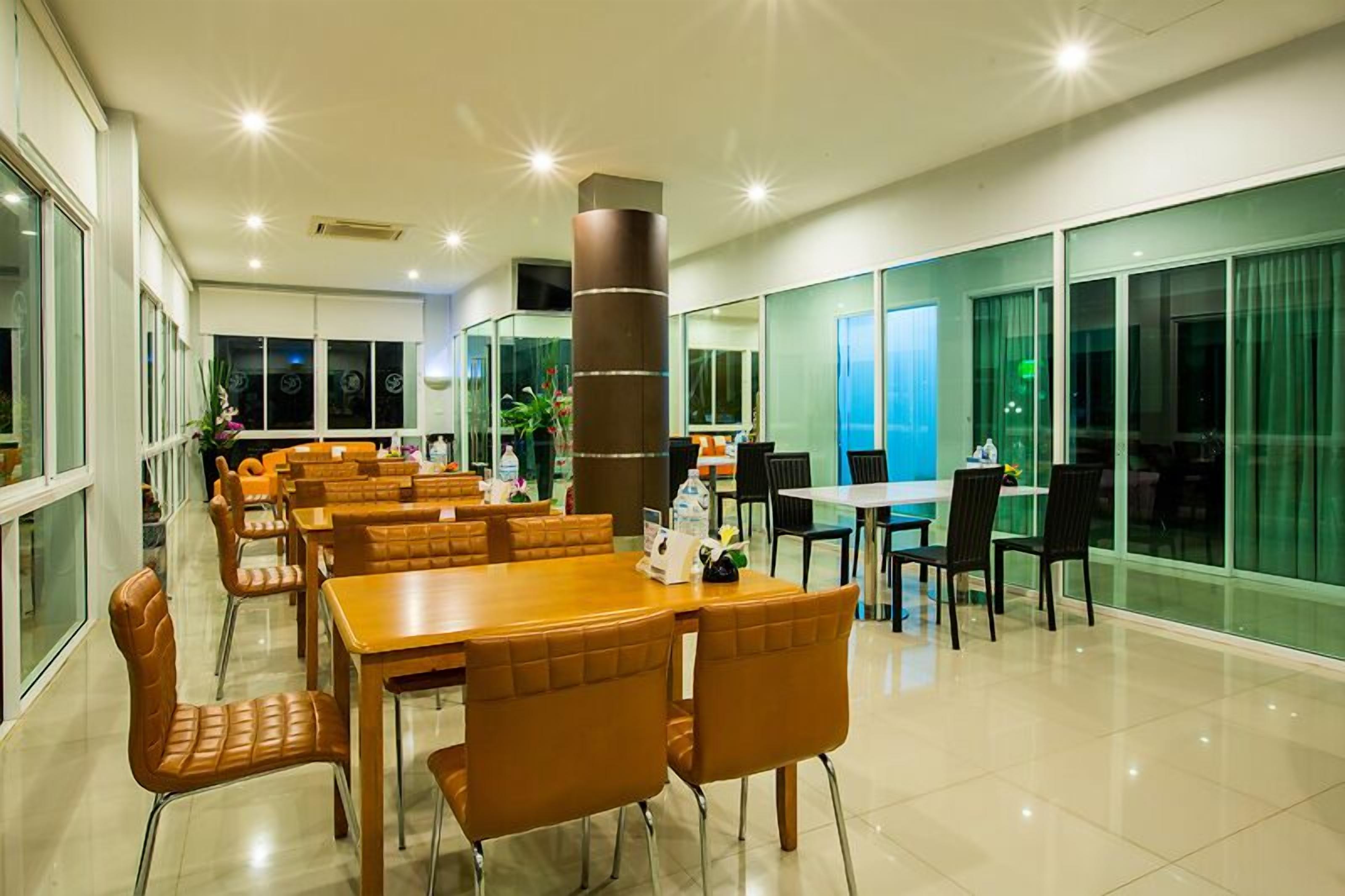 2 restaurantes, se sirven desayunos, comidas, cenas y cocina tailandesa