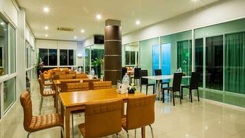 2 restaurants servant le petit déjeuner, spécialités Cuisine thaï