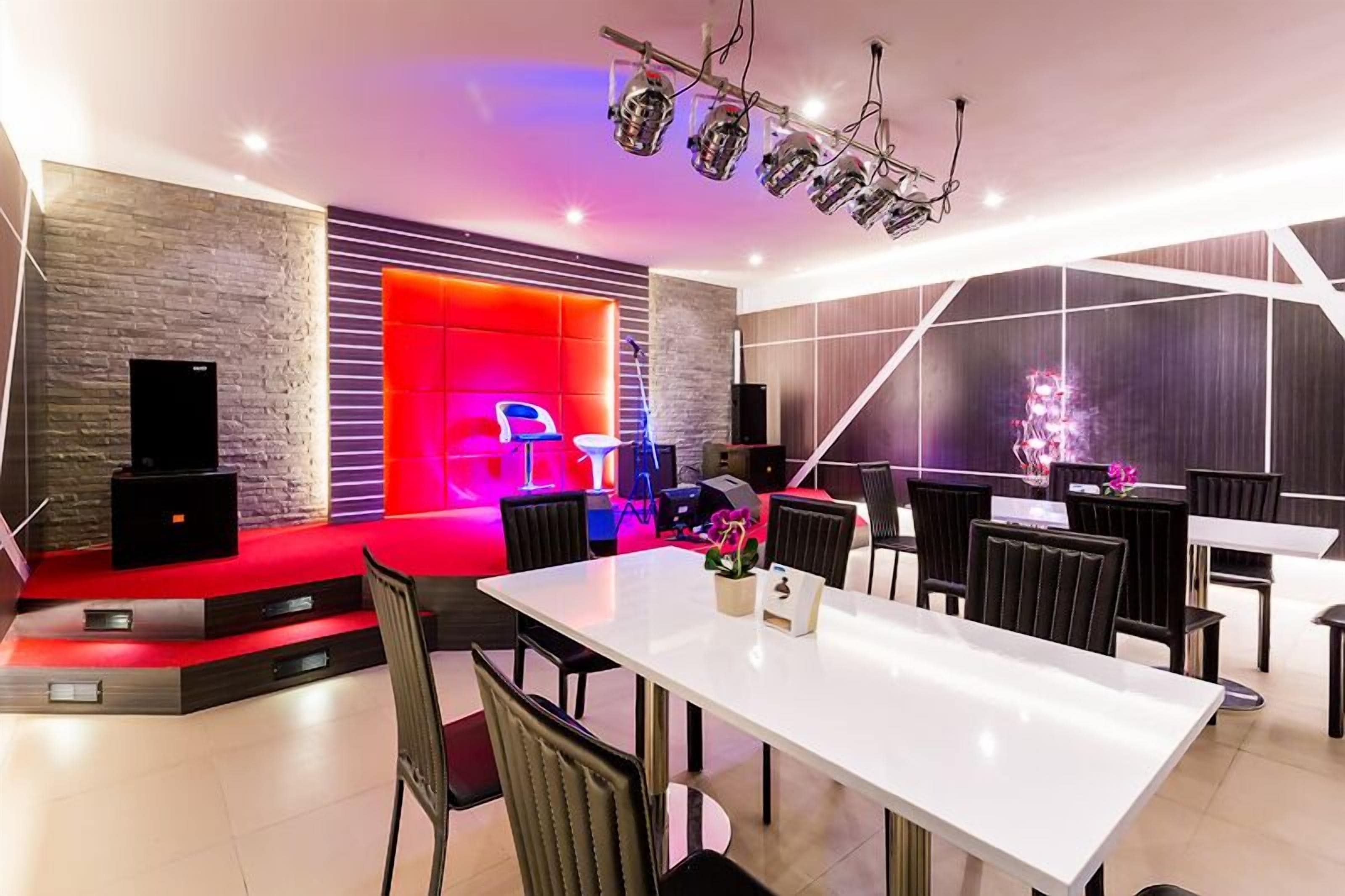2 restaurants; breakfast, lunch, dinner and brunch served 