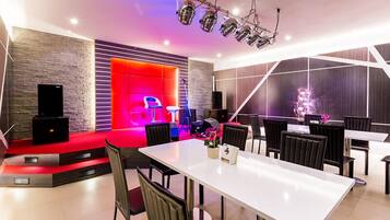 2 restaurants; breakfast, lunch, dinner and brunch served