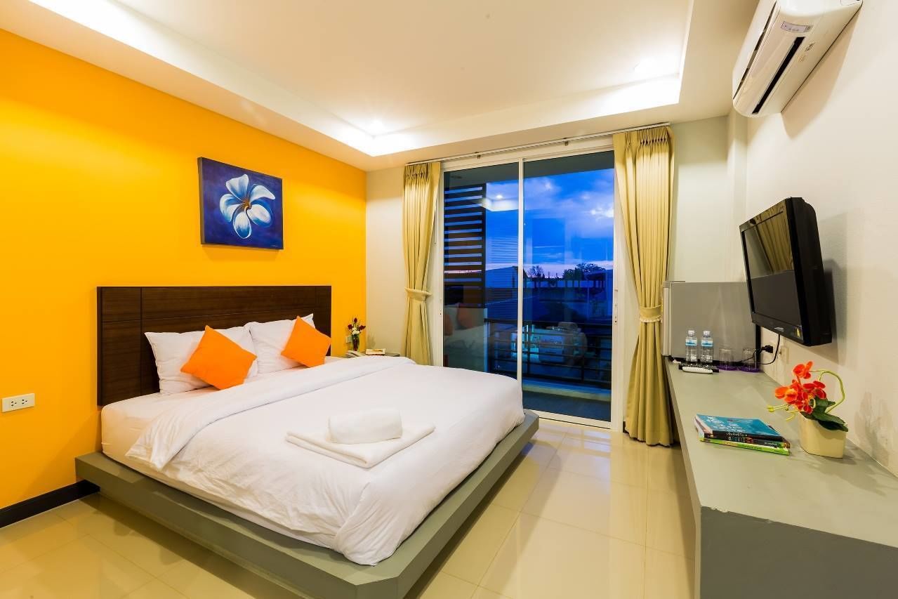 Deluxe King Studio | Minibar, desk, blackout drapes, rollaway beds