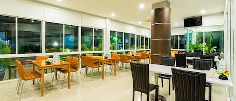 2 restaurants servant le petit déjeuner, spécialités Cuisine thaï