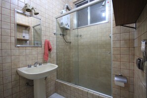 Standard Apartment, 1 Bedroom, Kitchenette | Bathroom | Shower, towels - Copacabana 705 B (Rio de Janeiro)