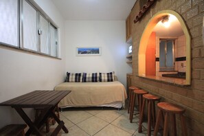 Apartamento estándar, 1 habitación, cocina básica | Sala de estar | Una televisión de pantalla plana