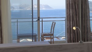 A balcony with a view of the sea and a mountain. - Narr Twin (Kas)