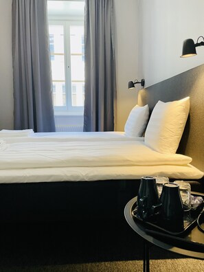 Habitación cuádruple económica | Cortinas opacas, wifi, ropa de cama