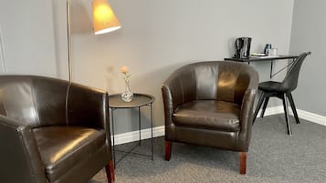 Habitación doble Deluxe | Cortinas blackout, wifi y ropa de cama
