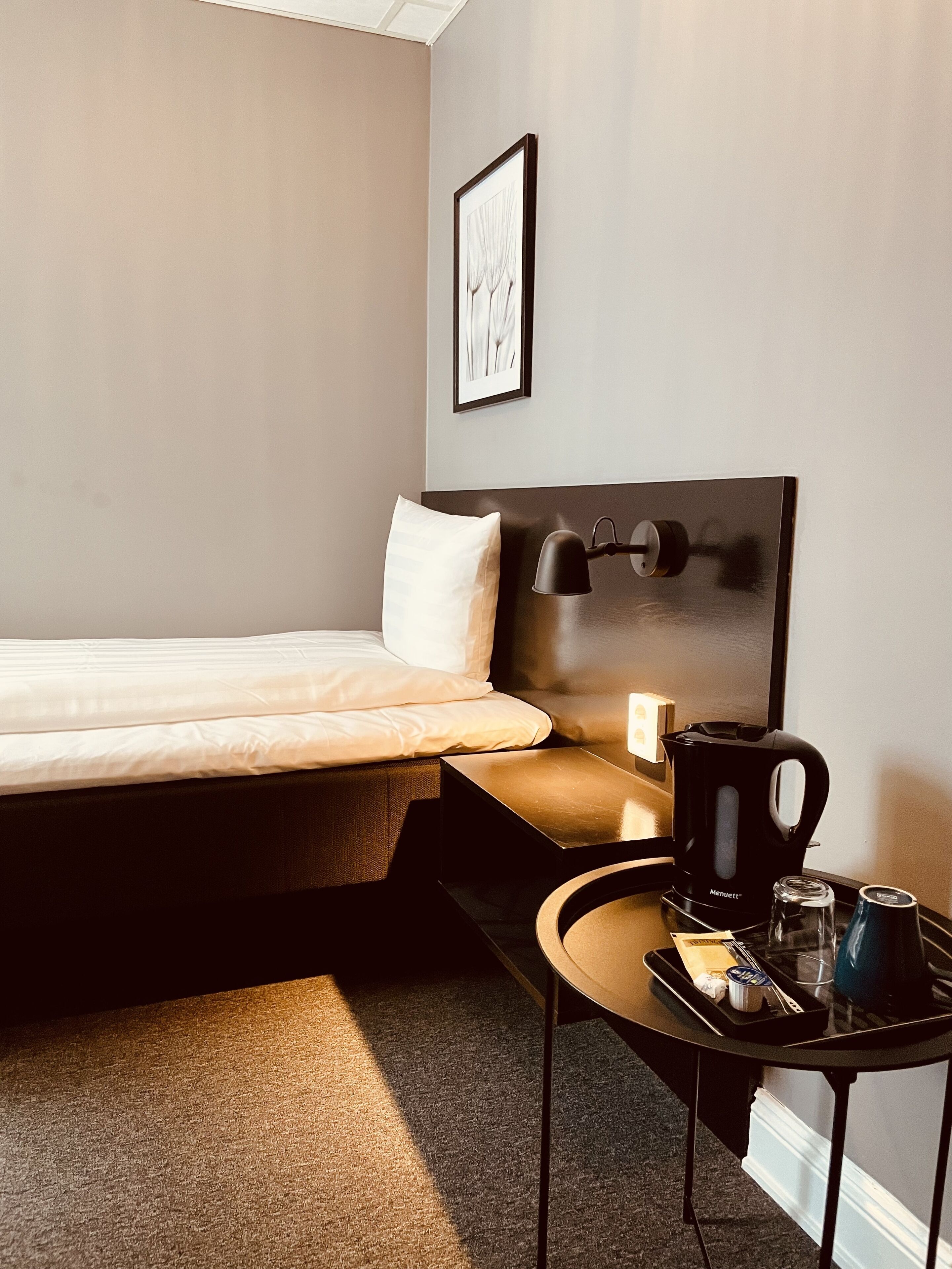 single room | blackout curtains, wifi, bed sheets