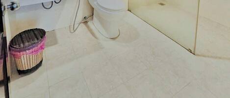 Quarto triplo executivo, vista para a cidade | Banheiro | Produtos de toalete de grife, secador de cabelo, roupões de banho