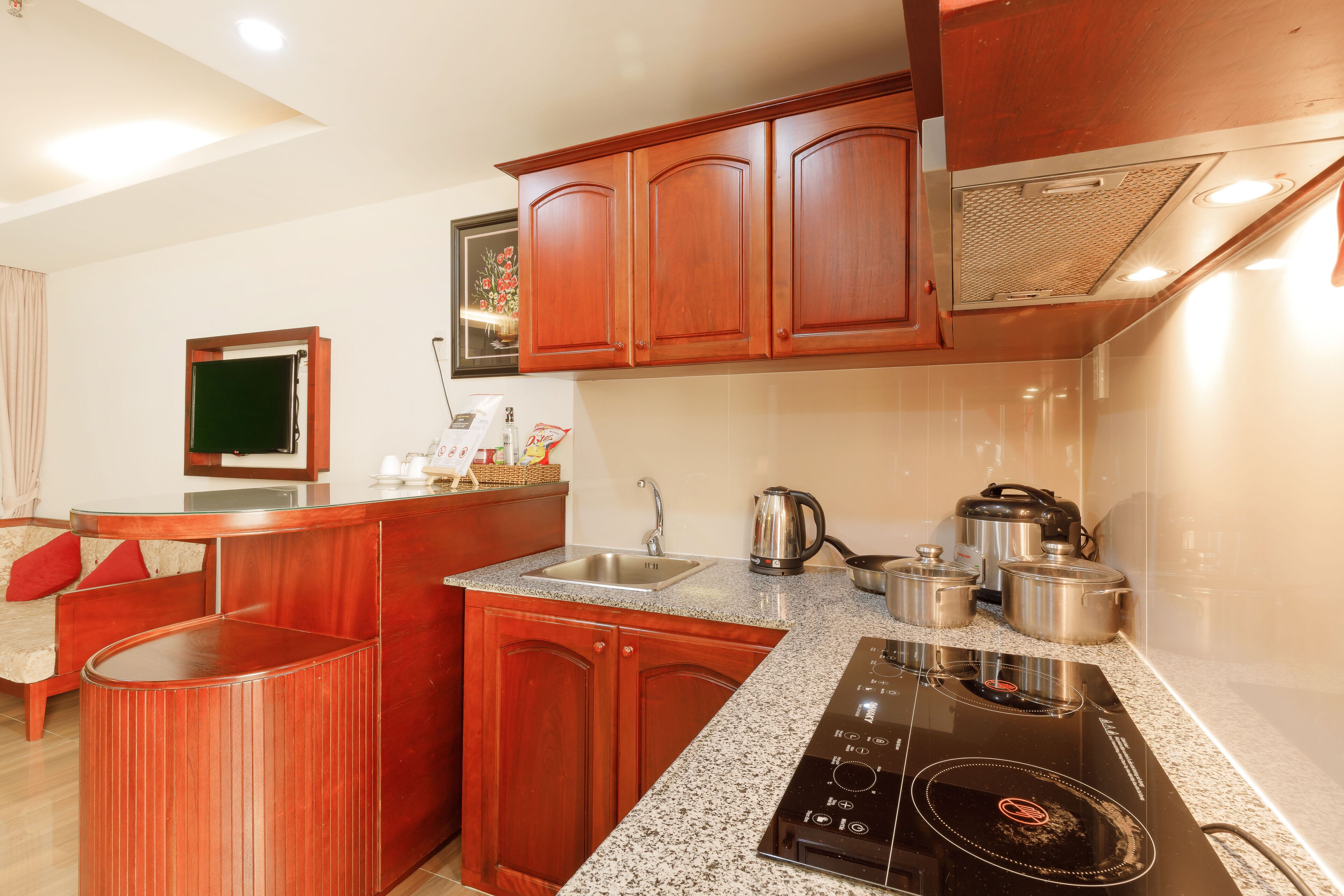 classic apartment, 1 king bed (no balcony) | private kitchen | mini-fridge, electric kettle, paper towels