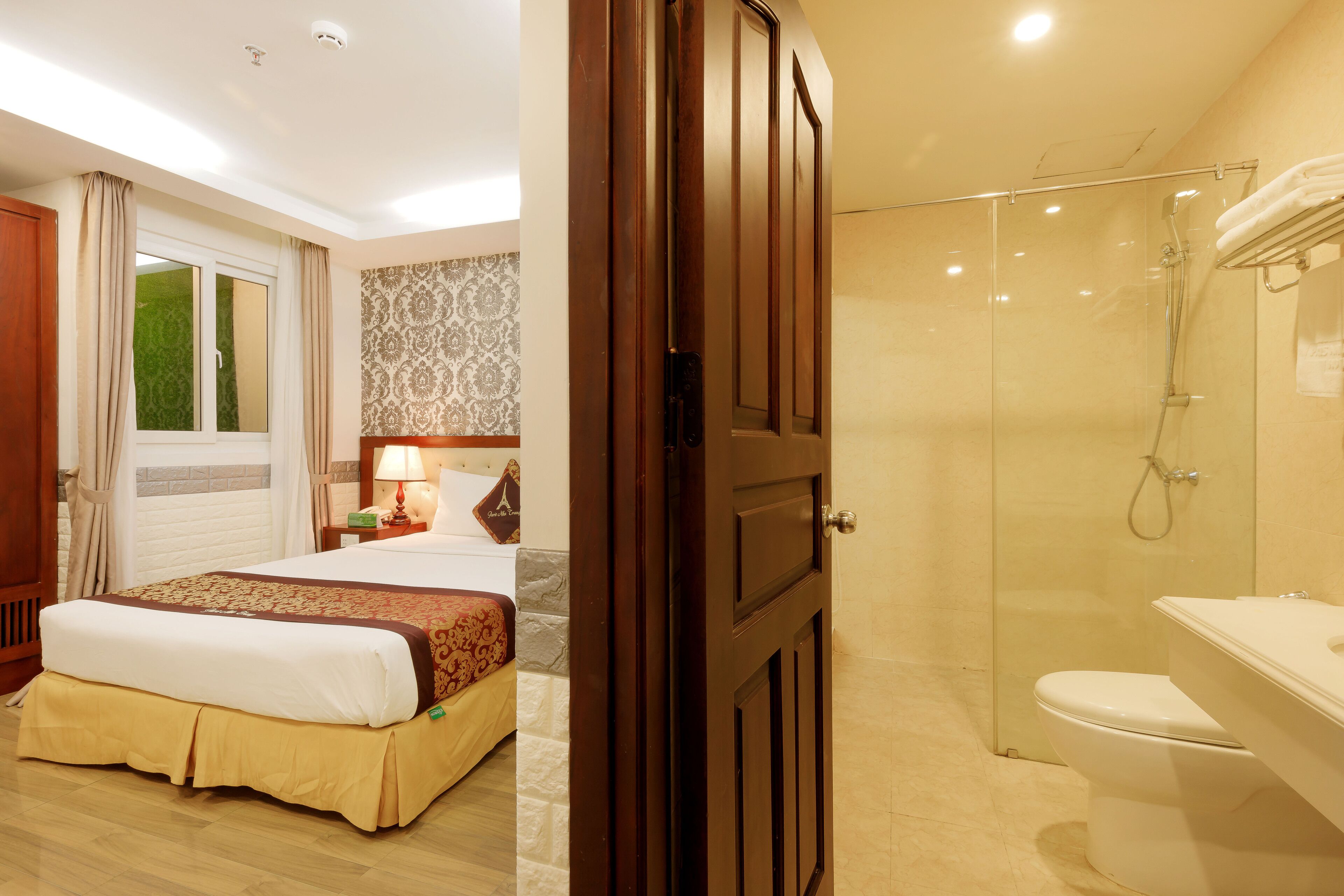 standard room, 1 queen bed, non smoking, private bathroom | bathroom | designer toiletries, hair dryer, bathrobes, slippers