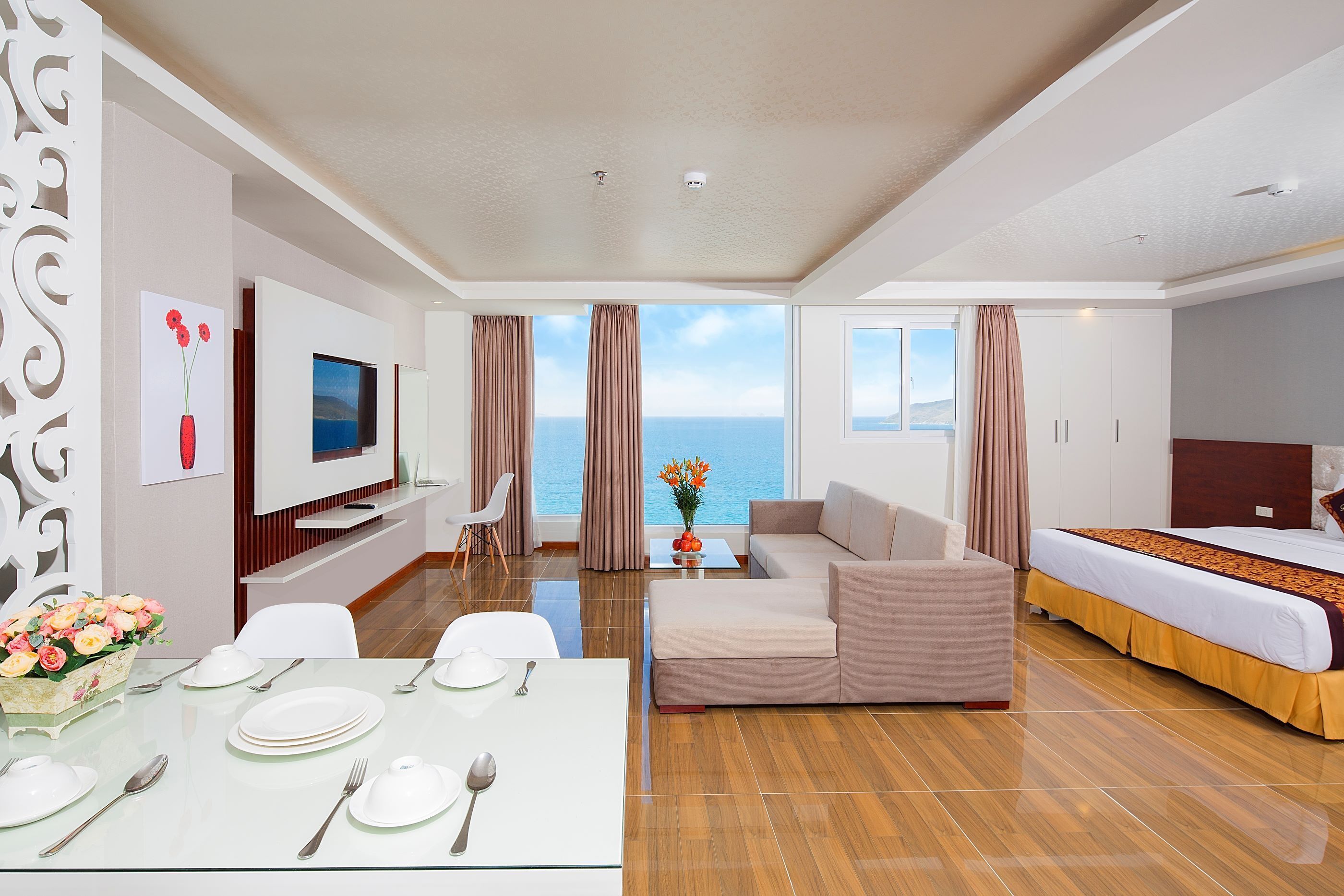 아파트, 침실 1개, 바다 전망 | 거실 공간 | 케이블 채널 시청이 가능한 32인치 평면 TV, TV, 책