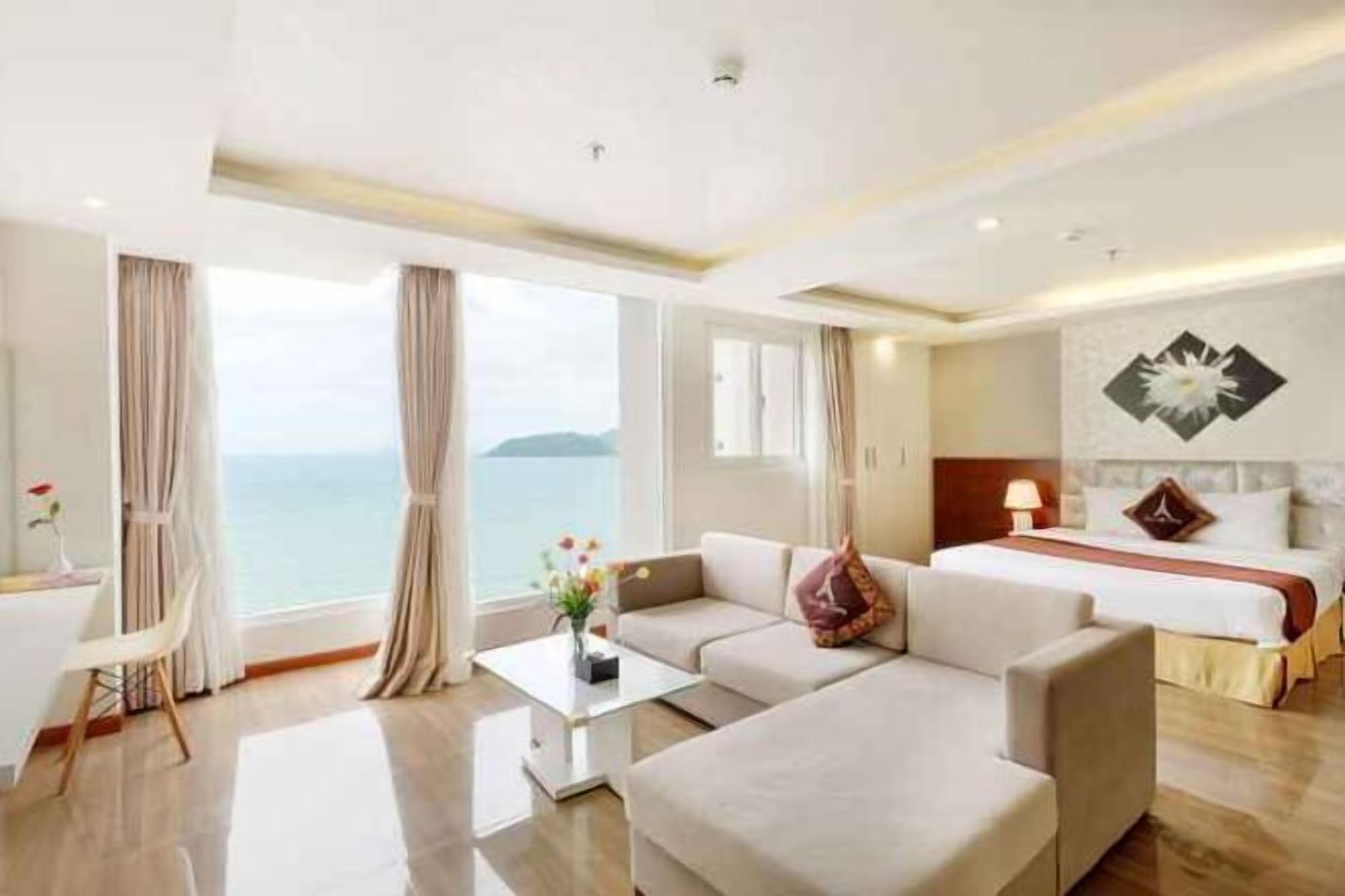 Hochwertige Bettwaren, Betten mit Memory-Foam-Matratzen, Minibar