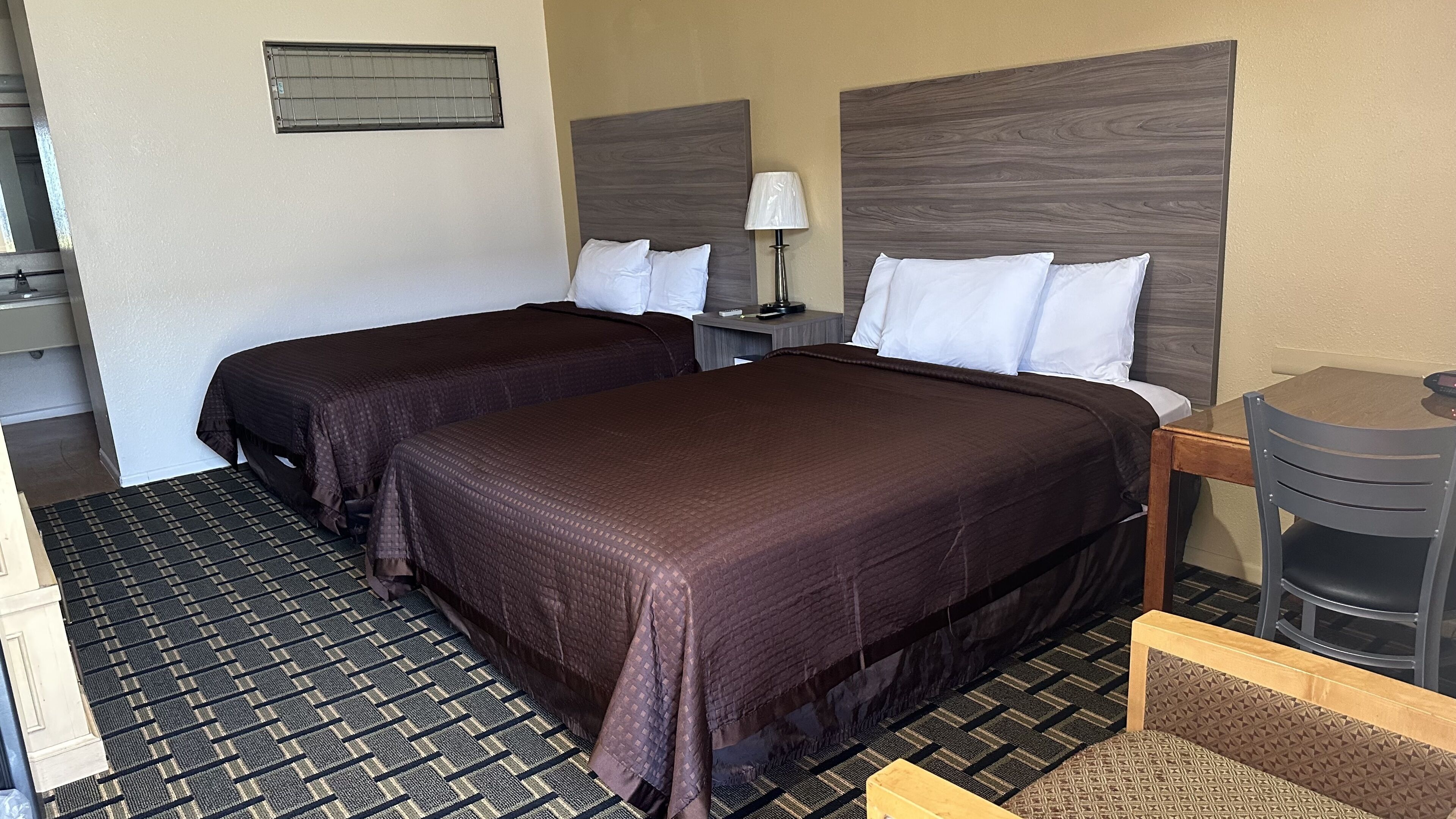 Standaard kamer, 2 tweepersoonsbedden (Non Smoking) | Een bureau, geluiddichte muren, gratis wifi, beddengoed