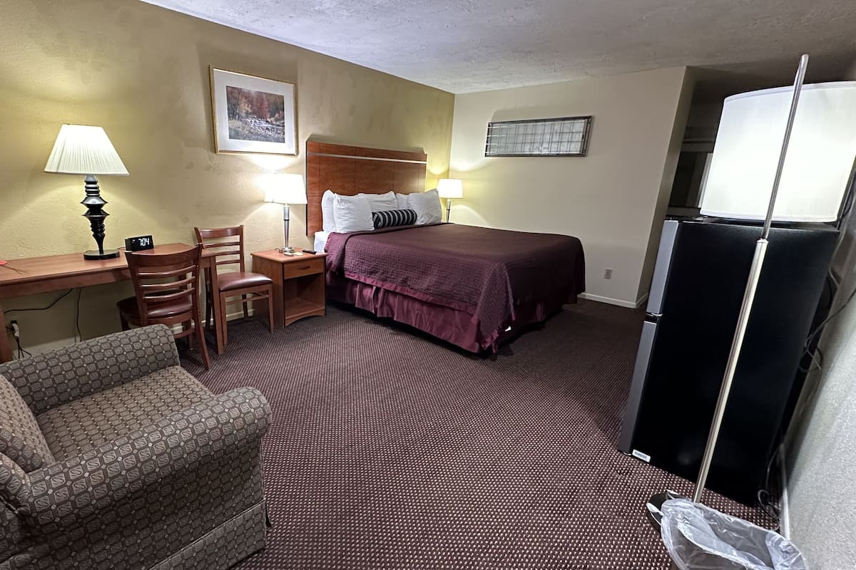 Basic Room, 1 King Bed (Non Smoking)