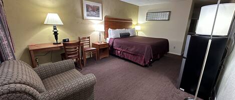 Basic Room, 1 King Bed (Non Smoking)