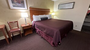 Basic Room, 1 King Bed (Non Smoking) | Desk, soundproofing, free WiFi, bed sheets - Economy Inn (Garnett)