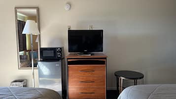 Standardzimmer, 2 Doppelbetten (Non Smoking) | Schreibtisch, schallisolierte Zimmer, kostenloses WLAN, Bettwäsche