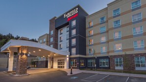 A Fairfield Inn & Suites Marriott hotel with a modern architectural design, featuring a covered entrance and multiple floors with uniform windows. - Fairfield Inn and Suites by Marriott Kamloops (Kamloops)