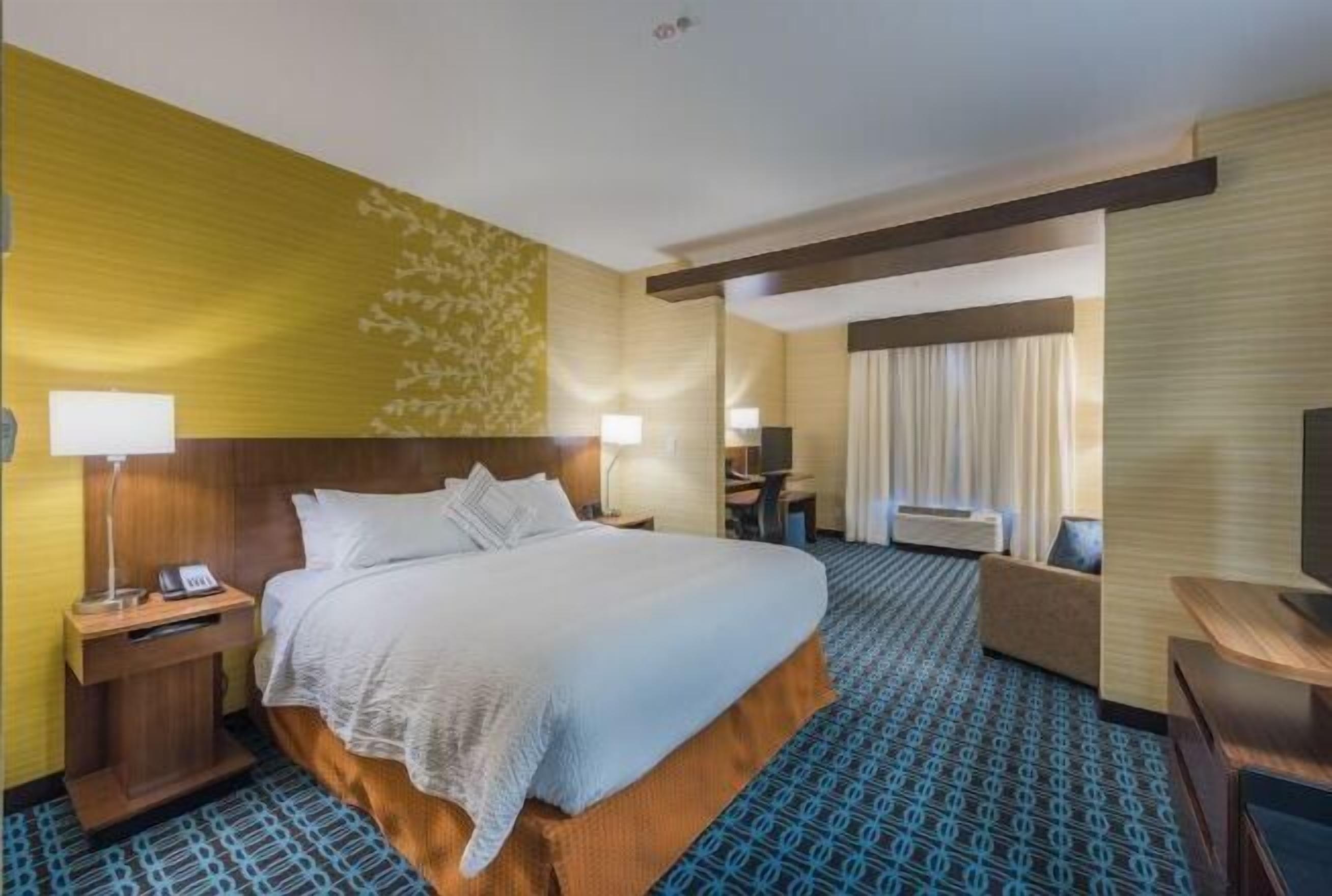 房內夾萬、書桌、手提電腦工作空間、遮光窗簾/窗簾