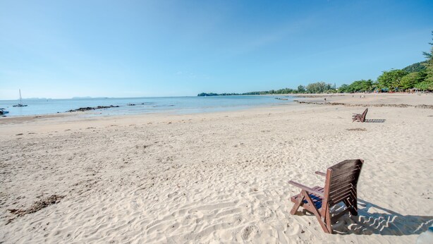 Nær stranden, solsenger og massasje på stranden