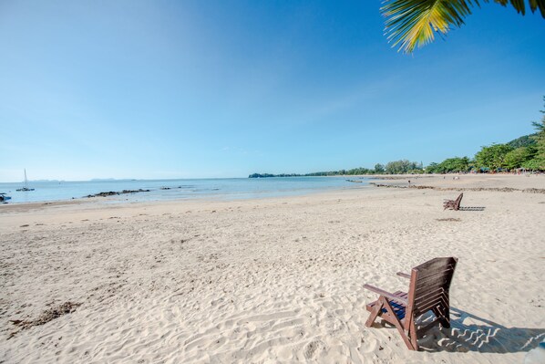 On the beach, sun loungers, beach massages - Banana Beach Resort (Ko Lanta)