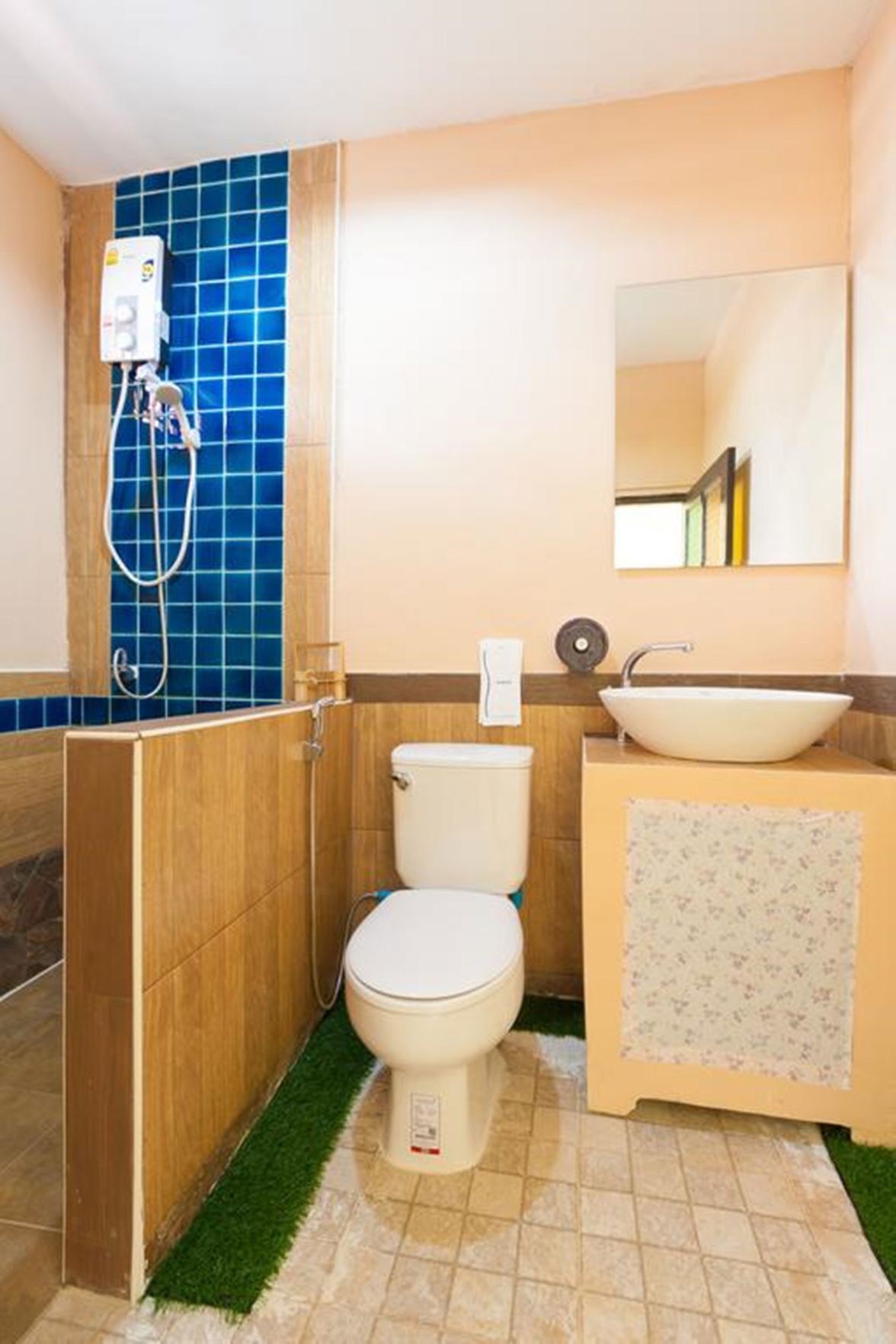 Badrum | Dusch, gratis toalettartiklar och handdukar