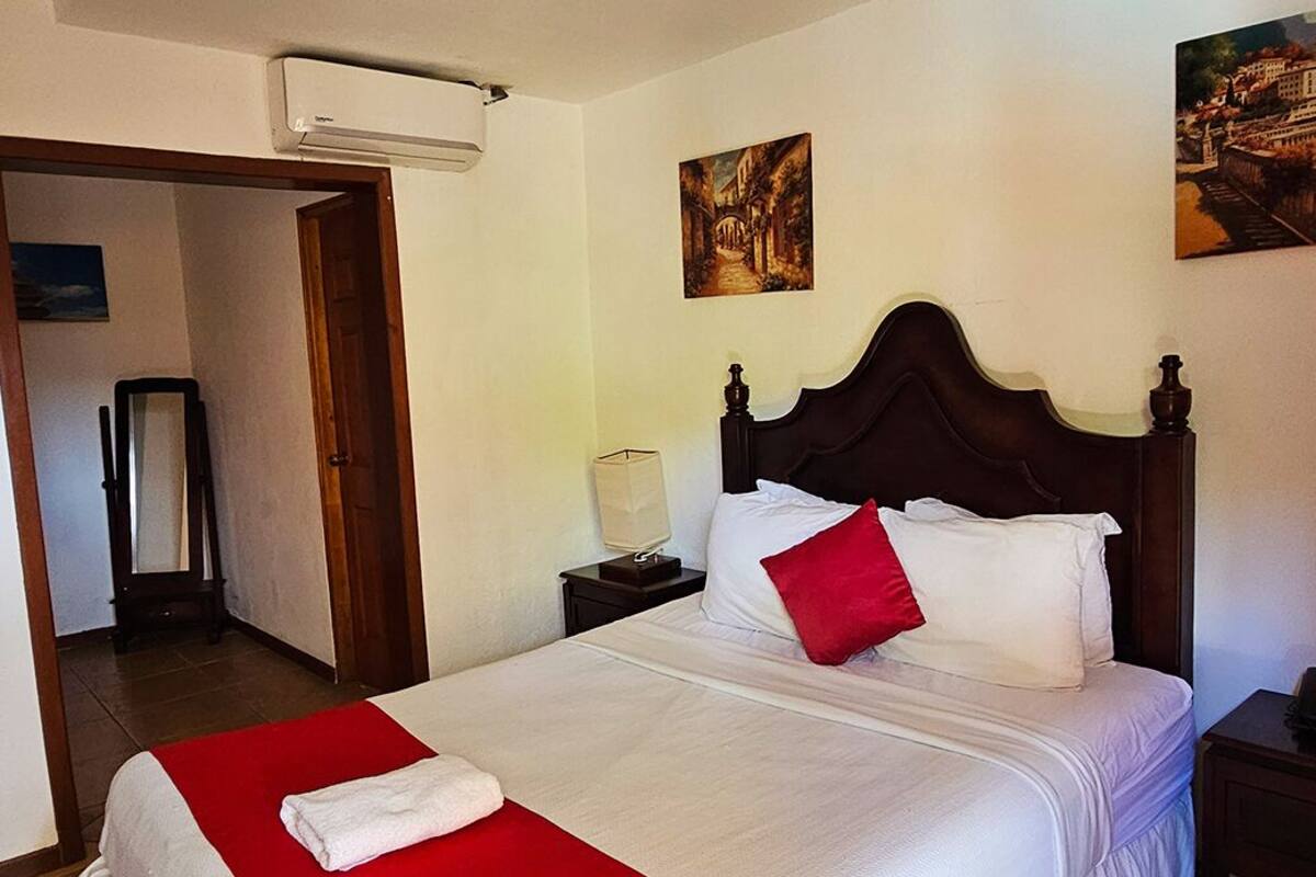Standard Single Room, 1 Queen Bed | Desk, WiFi (free)