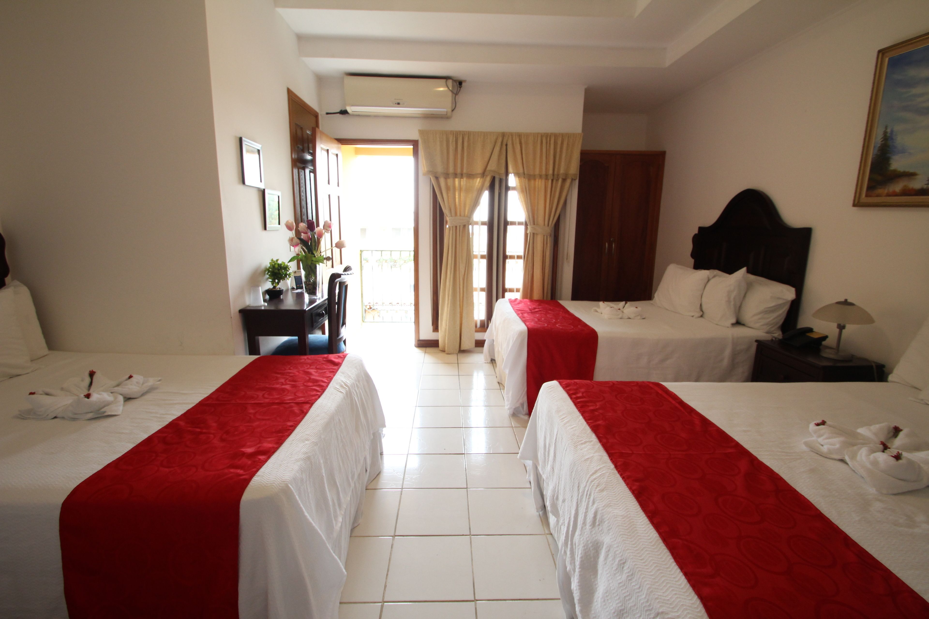 四人房 | 書桌、免費 Wi-Fi