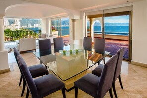 Presidential-sviitti, 4 makuuhuonetta, yksityinen uima-allas, merinäköala | Yksityinen keittiö | Jääkaappi, mikroaaltouuni, liesi, kahvin-/teenkeitin