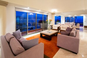 Presidential-sviitti, 4 makuuhuonetta, yksityinen uima-allas, merinäköala | Oleskelualue | 32–tuumainen plasmatelevisio, jossa kaapelikanavat