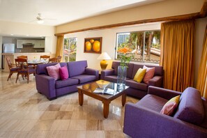 Ocean Front Suites, 3 Bedrooms | Oleskelualue | 32–tuumainen plasmatelevisio, jossa kaapelikanavat