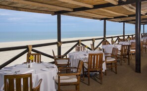 2 restaurants servant le petit déjeuner, le déjeuner et le dîner