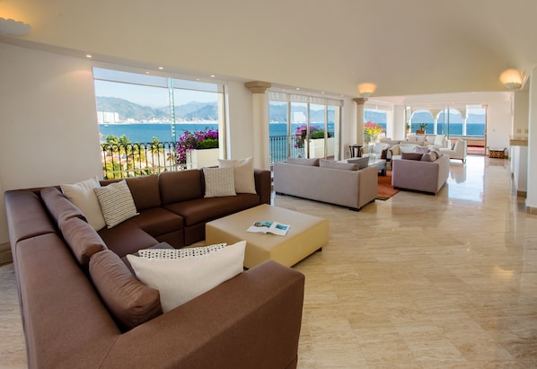 Presidential-sviitti, 4 makuuhuonetta, yksityinen uima-allas, merinäköala | Oleskelualue | 32–tuumainen plasmatelevisio, jossa kaapelikanavat