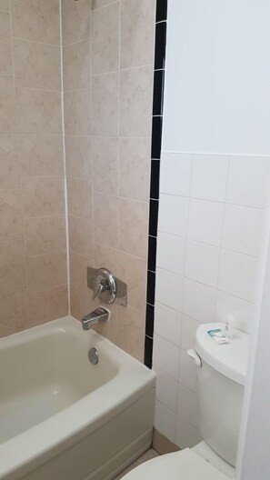 Bathroom shower - Bo-Mark Motel (North Bay)