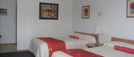 Een bureau, geluiddichte muren, een strijkplank/strijkijzer