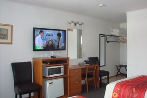 Habitación, 2 camas matrimoniales | Escritorio, insonorización, tabla de planchar con plancha y camas extra