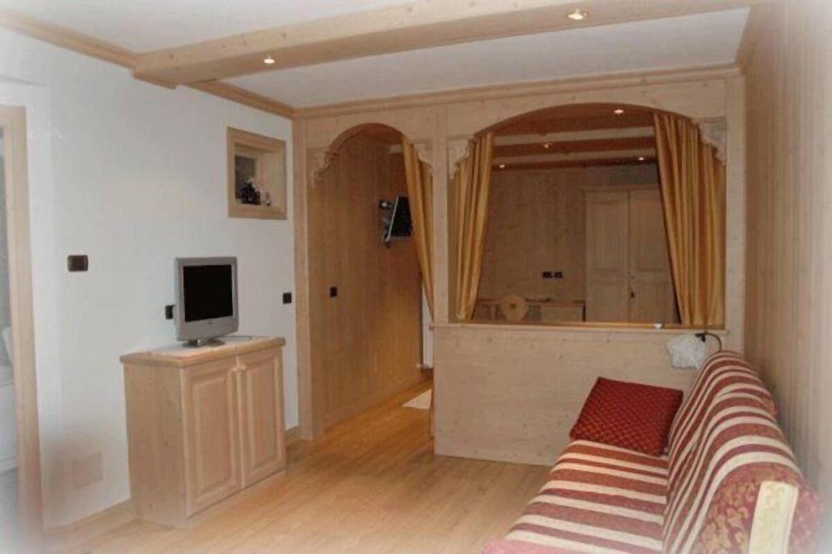 Egyptian cotton sheets, down duvets, minibar, individually decorated