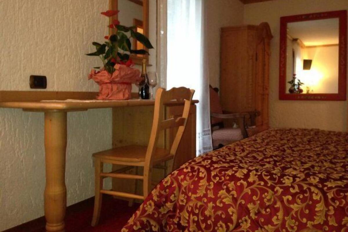 Egyptian cotton sheets, down duvets, minibar, individually decorated