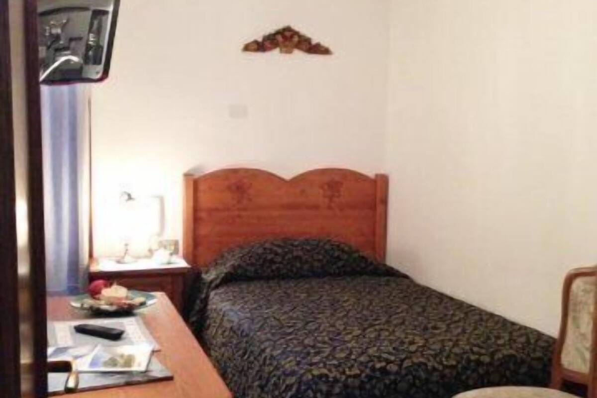 Egyptian cotton sheets, down duvets, minibar, individually decorated