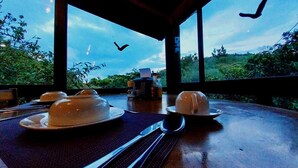 Mesa para dos con vistas al exterior.