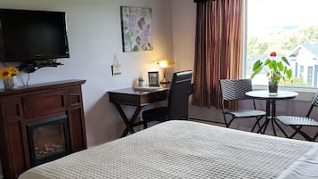 Suite Studio Supérieure, 1 grand lit, accessible aux personnes à mobilité réduite, vue vallée | Literie de qualité supérieure, ameublement personnalisé, bureau