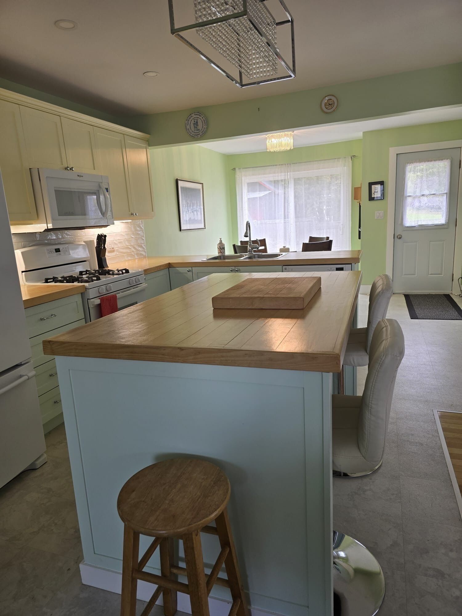 Studiosvit Comfort | Vardagsrum | LCD-tv och eldstad