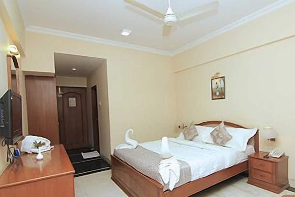 Superior Deluxe Room | Desk, soundproofing, rollaway beds, free WiFi