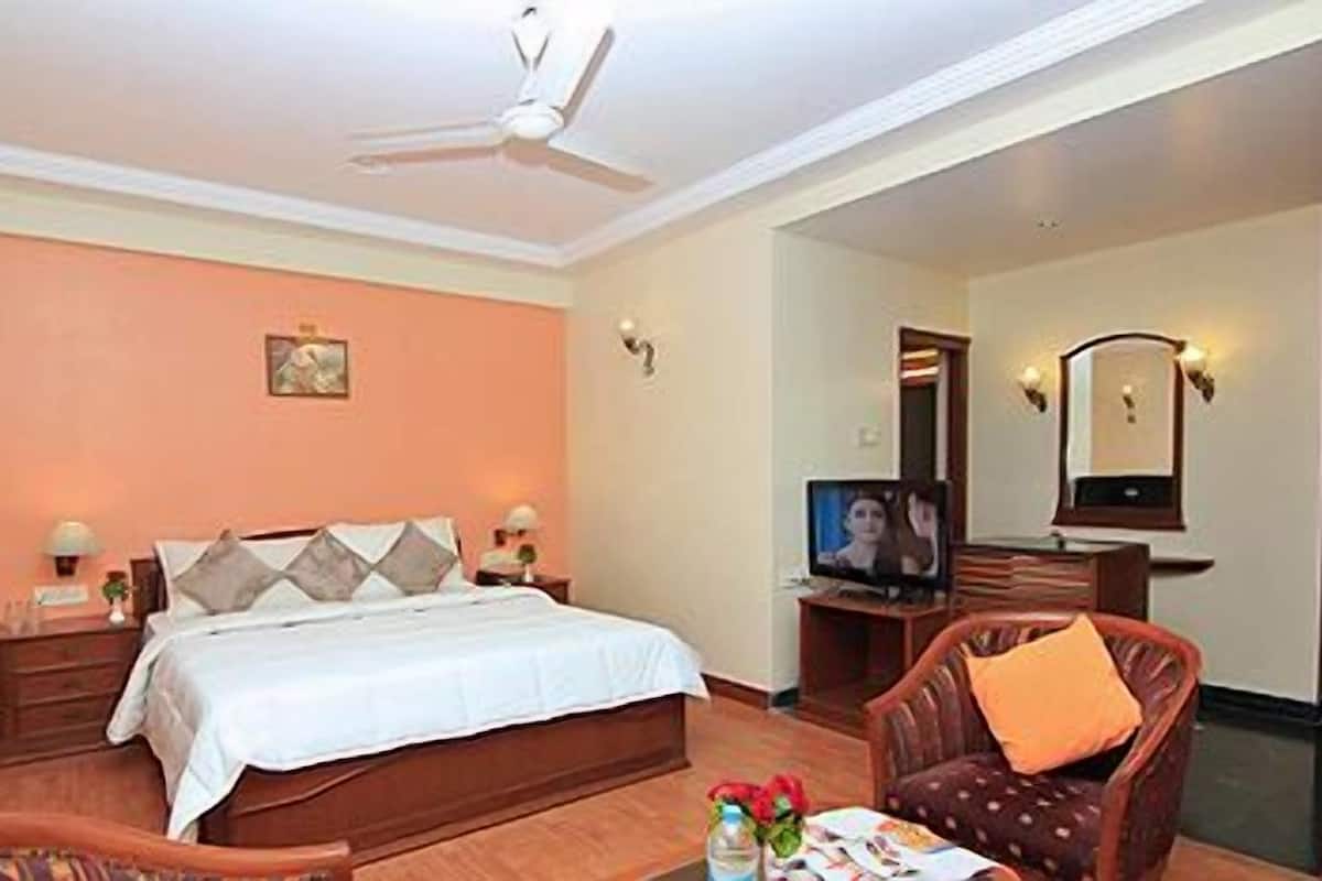 Family Suite, 1 Queen Bed, City View, Garden Area | Desk, soundproofing, rollaway beds, free WiFi